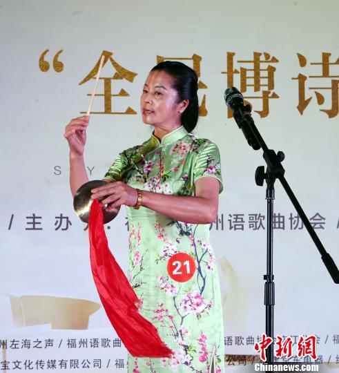 參賽選手展演福州評話?！∮浾邉⒖筛?攝