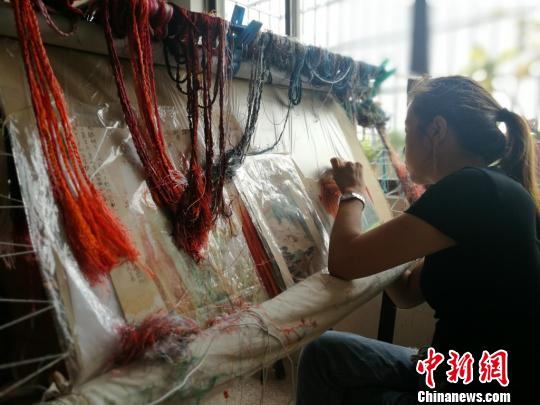 曾經(jīng)坐在繃架前一心刺繡不問世事的繡娘們也開始走出繡房，接觸市場?！＄娚?攝