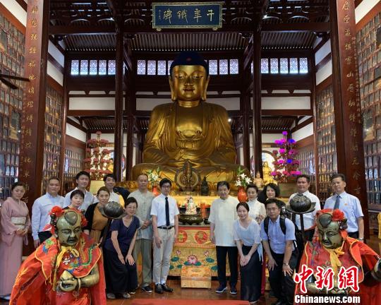 日本參訪團赴日本高僧空海入唐之地---福州開元寺交流。圖為鐵佛殿留影。　鄭作民　攝