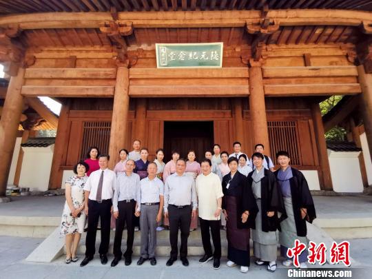 日本參訪團參訪黃檗山萬福寺隱元紀念堂。　鄭作民　攝
