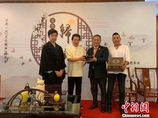 建陽清風建盞創(chuàng)始人陳乃文向日本客人贈送黃檗油滴大缽建盞等禮品?！￡愔挕z