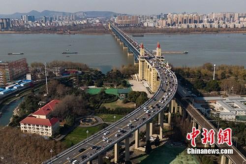 圖為航拍南京長江大橋，連接江南江北。(資料圖片)<a target='_blank' href='http://www.chinanews.com/'>中新社</a>記者 泱波 攝