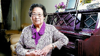 因?yàn)榘l(fā)現(xiàn)了可以有效降低瘧疾患者死亡率的青蒿素，2015年10月，屠呦呦獲得諾貝爾生理學(xué)或醫(yī)學(xué)獎(jiǎng)，成為首獲科學(xué)類諾貝爾獎(jiǎng)的中國人。
