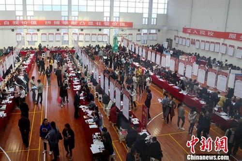 資料圖：招聘會(huì)現(xiàn)場(chǎng)。<a target='_blank' href='http://www.chinanews.com/'>中新社</a>記者 馬銘言 攝