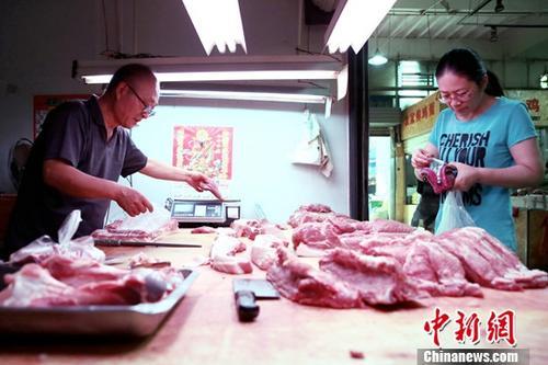 資料圖：民眾于菜市場(chǎng)內(nèi)購(gòu)買豬肉。<a target='_blank' href='http://www.chinanews.com/'>中新社</a>記者 張遠(yuǎn) 攝