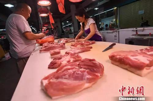 資料圖：民眾在菜市場(chǎng)選購(gòu)豬肉。<a target='_blank' href='http://www.chinanews.com/'>中新社</a>記者 武俊杰 攝