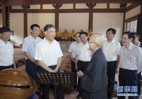 9月9日至10日，中共中央政治局常委、全國(guó)政協(xié)主席汪洋在江西調(diào)研宗教工作。這是9月9日，汪洋在宜黃縣曹山寶積寺與僧人交流。新華社記者 王曄 攝