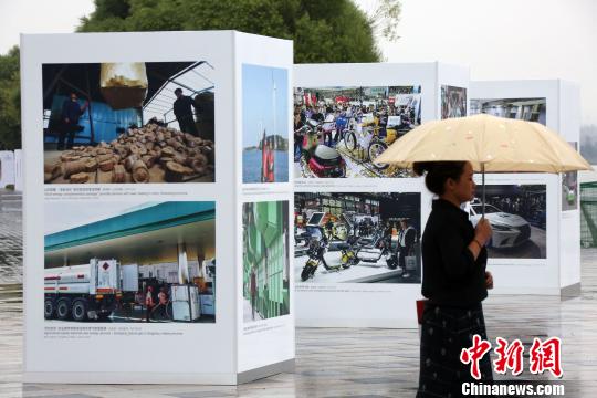 民眾觀看展覽。　任海霞 攝