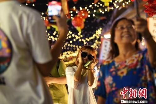 資料圖：重慶中秋夜市開街生意火爆。陳超 攝