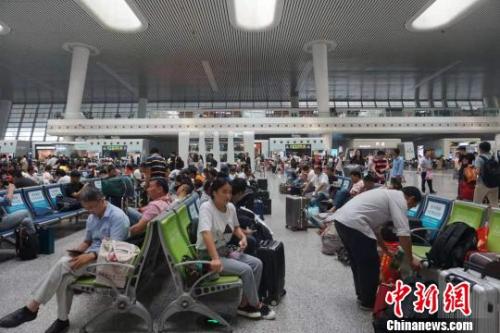 資料圖：杭州東站候車大廳。　張煜歡 攝