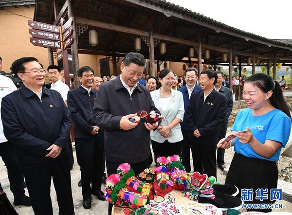 9月16日至18日，中共中央總書記、國家主席、中央軍委主席習近平在河南考察。這是16日下午，習近平在信陽市新縣田鋪鄉(xiāng)田鋪大塆考察調(diào)研。 新華社記者 謝環(huán)馳 攝