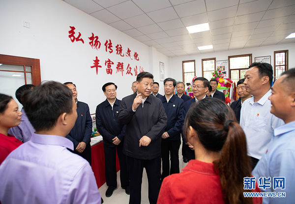 9月16日至18日，中共中央總書記、國家主席、中央軍委主席習近平在河南考察。這是17日上午，習近平在信陽市光山縣文殊鄉(xiāng)東岳村文化接待中心，同當?shù)孛撠氈赂粠ь^人親切交流，勉勵他們帶動更多鄉(xiāng)親們致富。 新華社記者 謝環(huán)馳 攝