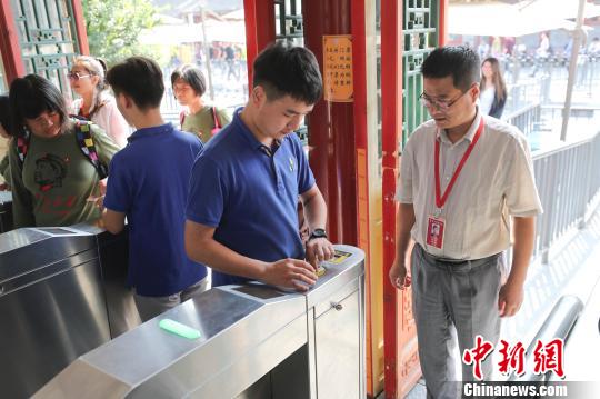 恭王府博物館館長馮乃恩示范刷身份證實名入園 杜洋 攝