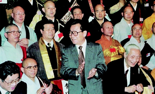 1995年5月22日，李瑞環(huán)主席在人民大會(huì)堂與出席中國(guó)、韓國(guó)、日本佛教友好交流會(huì)議的代表合影。  新華社發(fā)
