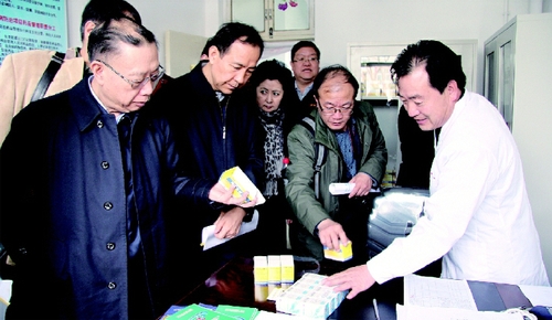 十二屆全國政協(xié)常委、全國政協(xié)教科文衛(wèi)體委員會副主任黃潔夫率隊在寧夏回族自治區(qū)西吉縣調(diào)研包蟲病防治情況。    本報記者  李木元  攝