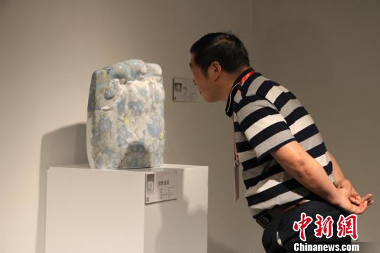 9月20日，第十三屆全國美術(shù)作品展覽陶藝作品展作品吸引觀者駐足觀賞?！±铐嵑?攝