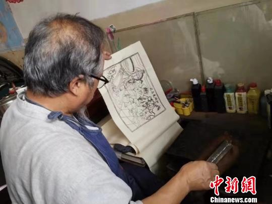 18歲那年，山西絳州木版年畫傳承人吳百鎖第一次接觸絳州木版年畫，便被它古樸的線條和厚重的色彩所吸引。　楊佩佩 攝