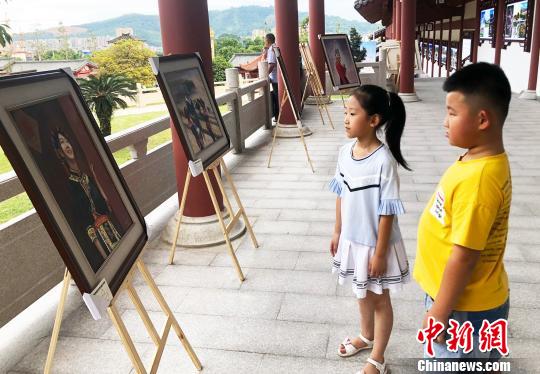 圖為市民參觀油畫作品展。　林榕生 攝