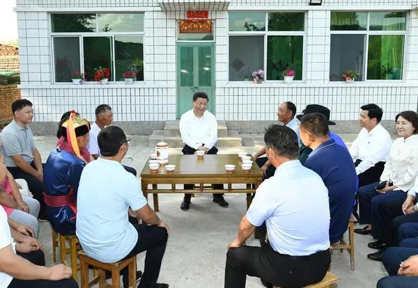 2019年7月15日下午，習(xí)近平在內(nèi)蒙古赤峰市喀喇沁旗河南街道馬鞍山村村民張國利家，同基層干部群眾代表座談交流。