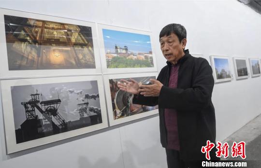 作為此次展覽的策展人，世界遺產(chǎn)影像學(xué)專家梅生表示，這是自己首次策展，希望以影像志的形式來回顧中國工業(yè)發(fā)展的道路。　武俊杰 攝