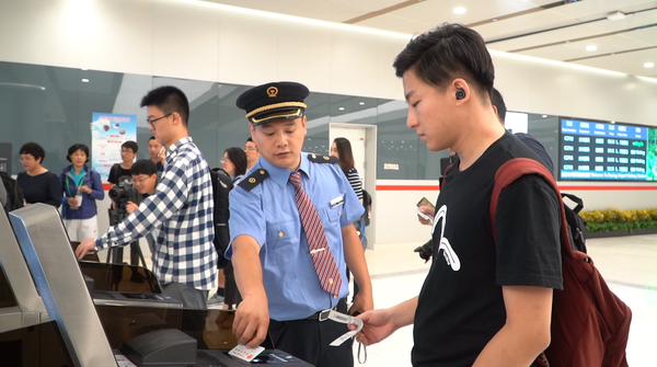 3.京雄城際C2701首批乘客到達大興機場。