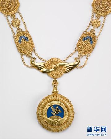 經(jīng)中共中央批準(zhǔn)，中華人民共和國國家勛章和國家榮譽(yù)稱號(hào)頒授儀式將于9月29日上午10時(shí)在北京人民大會(huì)堂隆重舉行。 這是“友誼勛章”。新華社發(fā) 圖片來源：新華網(wǎng)