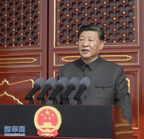 　10月1日上午，慶祝中華人民共和國(guó)成立70周年大會(huì)在北京天安門(mén)廣場(chǎng)隆重舉行。中共中央總書(shū)記、國(guó)家主席、中央軍委主席習(xí)近平發(fā)表重要講話(huà)。 新華社記者 李學(xué)仁 攝