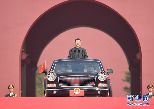 10月1日，慶祝中華人民共和國(guó)成立70周年大會(huì)在北京天安門(mén)廣場(chǎng)隆重舉行。中共中央總書(shū)記、國(guó)家主席、中央軍委主席習(xí)近平發(fā)表重要講話(huà)并檢閱受閱部隊(duì)。這是習(xí)近平乘坐檢閱車(chē)，經(jīng)過(guò)金水橋，駛上長(zhǎng)安街。 新華社記者 燕雁 攝