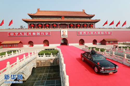 10月1日，慶祝中華人民共和國(guó)成立70周年大會(huì)在北京天安門(mén)廣場(chǎng)隆重舉行。中共中央總書(shū)記、國(guó)家主席、中央軍委主席習(xí)近平發(fā)表重要講話(huà)并檢閱受閱部隊(duì)。這是習(xí)近平乘坐檢閱車(chē)，經(jīng)過(guò)金水橋，駛上長(zhǎng)安街。 新華社記者 龐興雷 攝