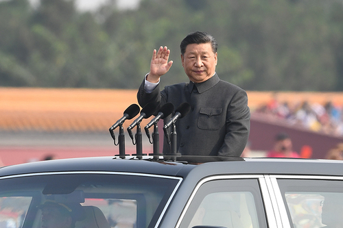 　10月1日，慶祝中華人民共和國(guó)成立70周年大會(huì)在北京天安門(mén)廣場(chǎng)隆重舉行。這是中共中央總書(shū)記、國(guó)家主席、中央軍委主席習(xí)近平檢閱受閱部隊(duì)。 新華社記者 燕雁 攝