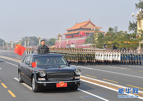 10月1日，慶祝中華人民共和國(guó)成立70周年大會(huì)在北京天安門(mén)廣場(chǎng)隆重舉行。這是中共中央總書(shū)記、國(guó)家主席、中央軍委主席習(xí)近平檢閱受閱部隊(duì)。 新華社記者 李濤 攝