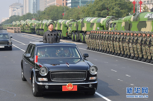 10月1日，慶祝中華人民共和國(guó)成立70周年大會(huì)在北京天安門(mén)廣場(chǎng)隆重舉行。這是中共中央總書(shū)記、國(guó)家主席、中央軍委主席習(xí)近平檢閱受閱部隊(duì)。 新華社記者 李濤 攝