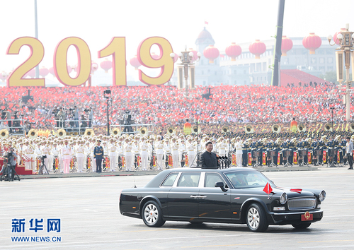 10月1日，慶祝中華人民共和國(guó)成立70周年大會(huì)在北京天安門(mén)廣場(chǎng)隆重舉行。這是中共中央總書(shū)記、國(guó)家主席、中央軍委主席習(xí)近平檢閱受閱部隊(duì)。 新華社記者 劉衛(wèi)兵 攝  jpg