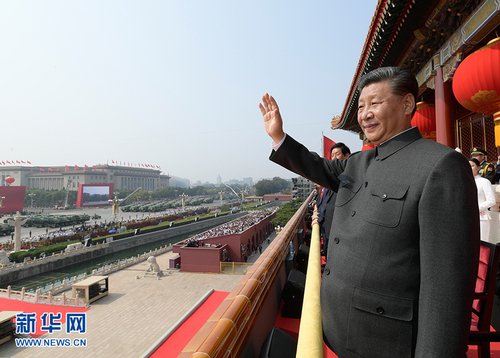 10月1日，慶祝中華人民共和國(guó)成立70周年大會(huì)在北京天安門(mén)廣場(chǎng)隆重舉行。中共中央總書(shū)記、國(guó)家主席、中央軍委主席習(xí)近平發(fā)表重要講話(huà)并檢閱受閱部隊(duì)。這是習(xí)近平在天安門(mén)城樓上。 新華社記者 李學(xué)仁 攝