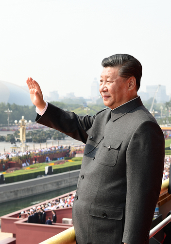 10月1日，慶祝中華人民共和國(guó)成立70周年大會(huì)在北京天安門(mén)廣場(chǎng)隆重舉行。中共中央總書(shū)記、國(guó)家主席、中央軍委主席習(xí)近平發(fā)表重要講話(huà)并檢閱受閱部隊(duì)。這是習(xí)近平在天安門(mén)城樓上。 新華社記者 謝環(huán)馳 攝