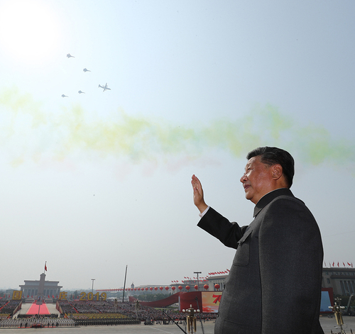 10月1日，慶祝中華人民共和國(guó)成立70周年大會(huì)在北京天安門(mén)廣場(chǎng)隆重舉行。中共中央總書(shū)記、國(guó)家主席、中央軍委主席習(xí)近平發(fā)表重要講話(huà)并檢閱受閱部隊(duì)。這是習(xí)近平在天安門(mén)城樓上。 新華社記者 鞠鵬 攝jpg