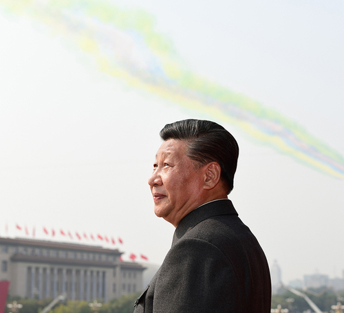 10月1日，慶祝中華人民共和國(guó)成立70周年大會(huì)在北京天安門(mén)廣場(chǎng)隆重舉行。中共中央總書(shū)記、國(guó)家主席、中央軍委主席習(xí)近平發(fā)表重要講話(huà)并檢閱受閱部隊(duì)。這是習(xí)近平在天安門(mén)城樓上。 新華社記者 謝環(huán)馳   攝