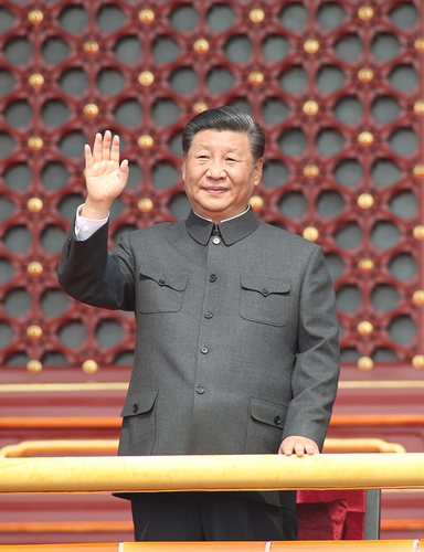 10月1日，慶祝中華人民共和國(guó)成立70周年大會(huì)在北京天安門(mén)廣場(chǎng)隆重舉行。中共中央總書(shū)記、國(guó)家主席、中央軍委主席習(xí)近平發(fā)表重要講話(huà)并檢閱受閱部隊(duì)。這是習(xí)近平在天安門(mén)城樓上。 新華社記者 黃敬文 攝