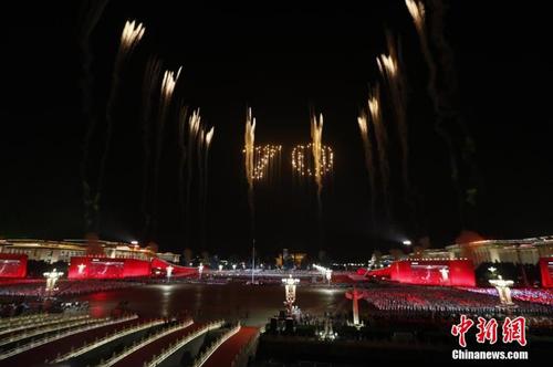 國(guó)慶70周年聯(lián)歡活動(dòng)于10月1日晚8時(shí)在天安門(mén)廣場(chǎng)舉行，整個(gè)聯(lián)歡活動(dòng)由主題表演、中心聯(lián)歡表演、群眾聯(lián)歡、煙花表演四個(gè)功能表演區(qū)組成。圖為璀璨的煙花在天安門(mén)廣場(chǎng)上空綻放。中新社記者 盛佳鵬 攝2