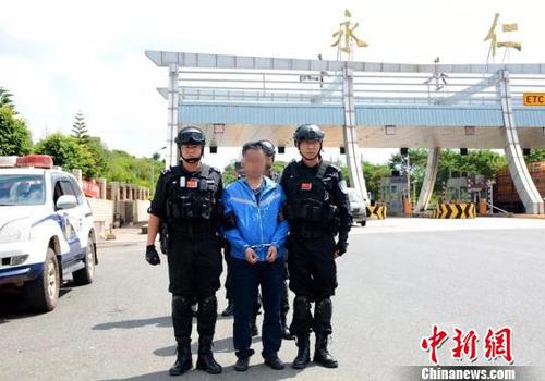 圖為潛逃十三年的李某某被永仁警方押解回云南。永仁警方供圖