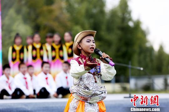 圖為“花兒”演唱?！?zhí)砀?攝