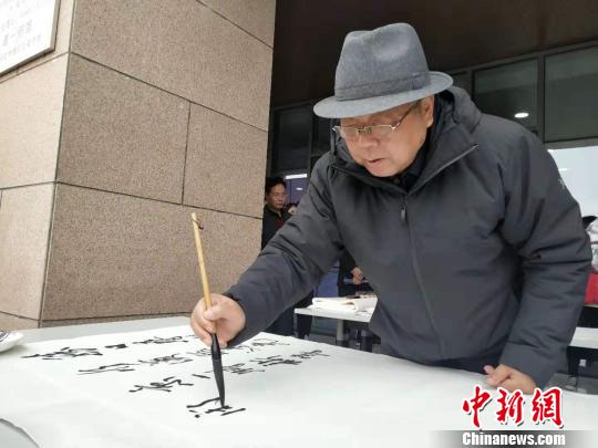 圖為中國美術(shù)家協(xié)會副秘書長、中國美術(shù)家協(xié)會理事李榮海進(jìn)行現(xiàn)場書法創(chuàng)作?！◆?shù)り?攝