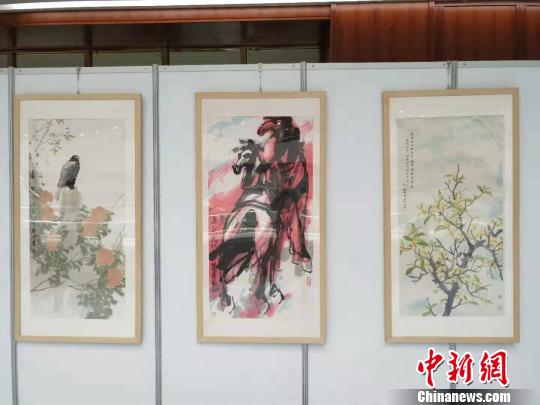 圖為中國書畫名家精品展展出的作品?！◆?shù)り?攝