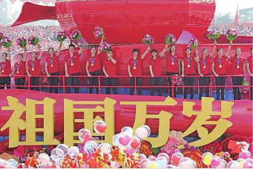 女排姑娘在國(guó)慶群游花車上