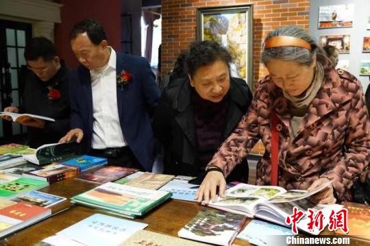 現(xiàn)場展出的朝鮮郵票、圖片、書籍作品?！埖さ?攝