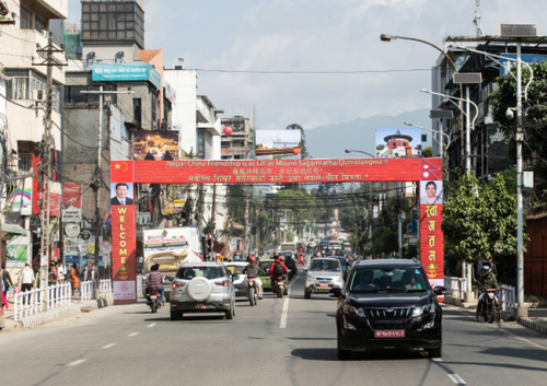 尼首都加德滿都主要道路上已掛起“熱烈歡迎我們尊貴的中國客人”“巍巍珠峰高聳，中尼友誼長存”等歡迎標語。新華社記者王婧嬙攝