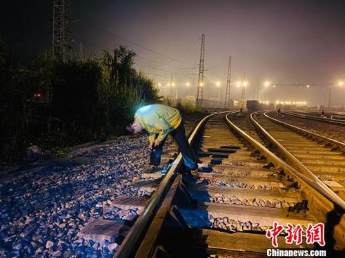 鐵路工人排查線路安全隱患?！¤F路供圖 攝