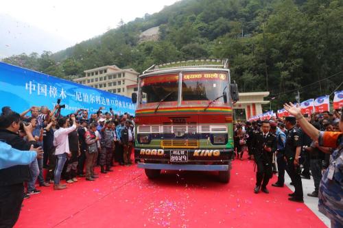 2019年5月29日，一輛尼泊爾貨車(chē)滿載貨物駛過(guò)連接中國(guó)和尼泊爾的友誼橋。新華社記者周盛平攝