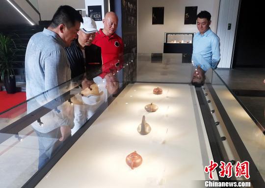 “呂門紫砂一一粵港澳大灣區(qū)藝術(shù)巡展”在廣州1978美術(shù)館開啟?！〕叹皞?攝