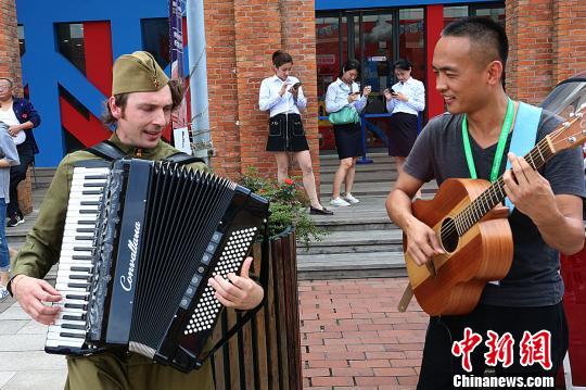 不同國(guó)家的街頭藝人共同演出。　諸德清 攝